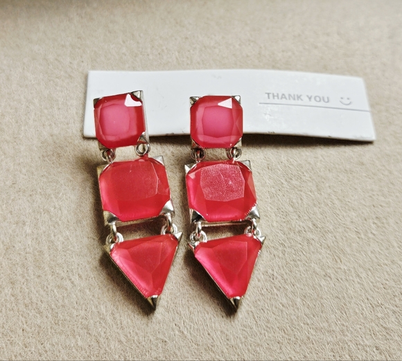 NWT! Gorgeous Pink Asymmetric Gem Dangle Earrings! - Picture 5 of 8